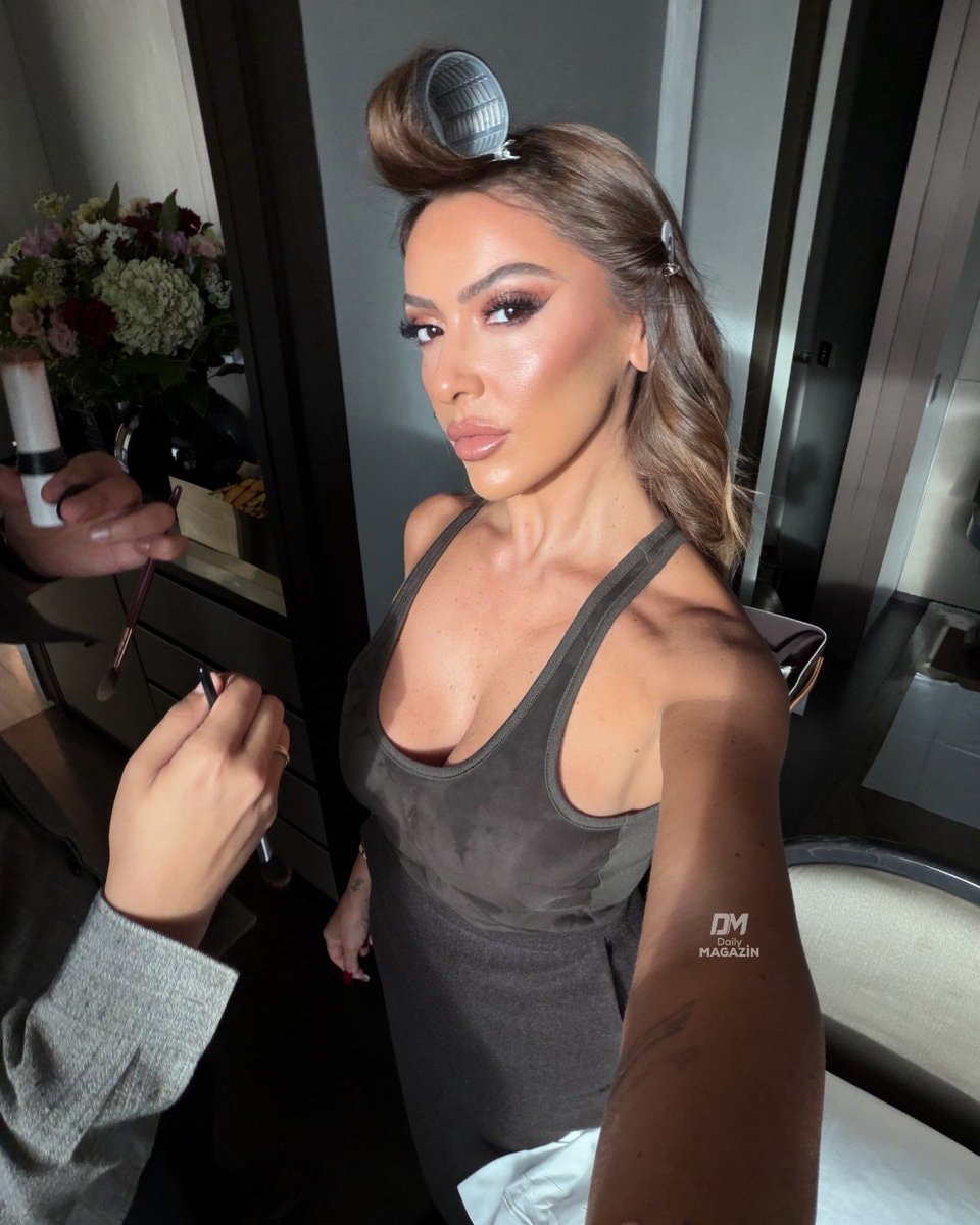 Hadise outdoing the youth (photo 2 of 2)