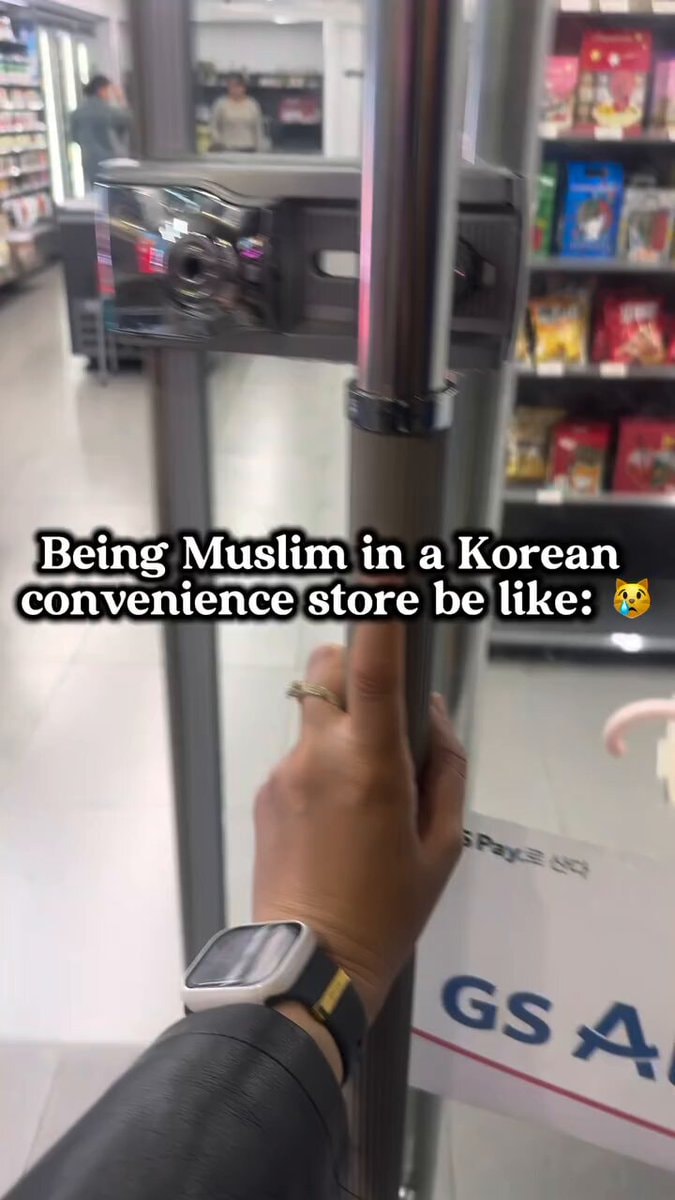 Muslim woman at Korean GS25