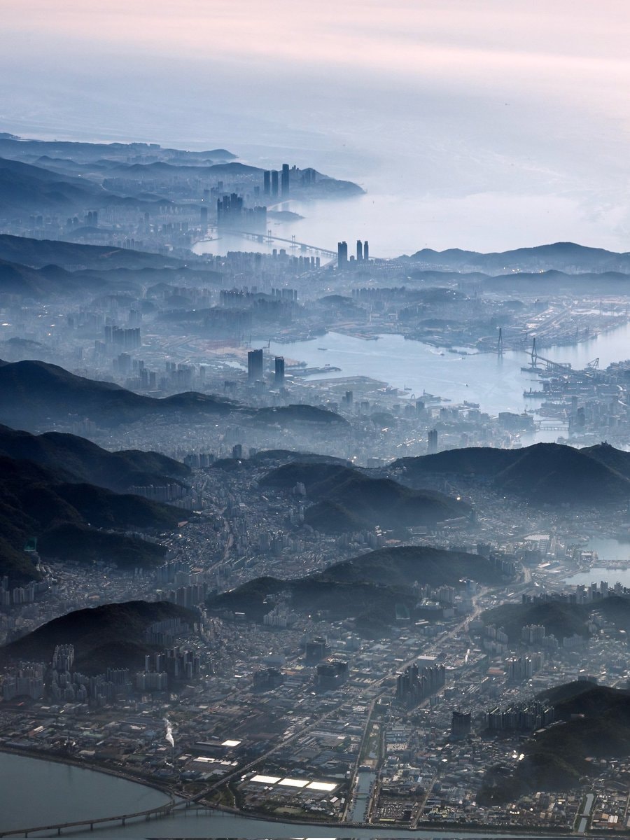 City between mountains and water (photo 2 of 3)