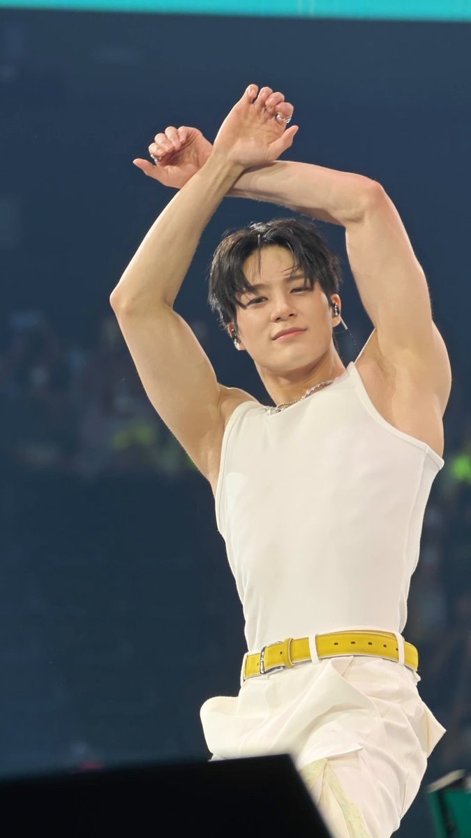 Jeno of NCT dances to The Eve