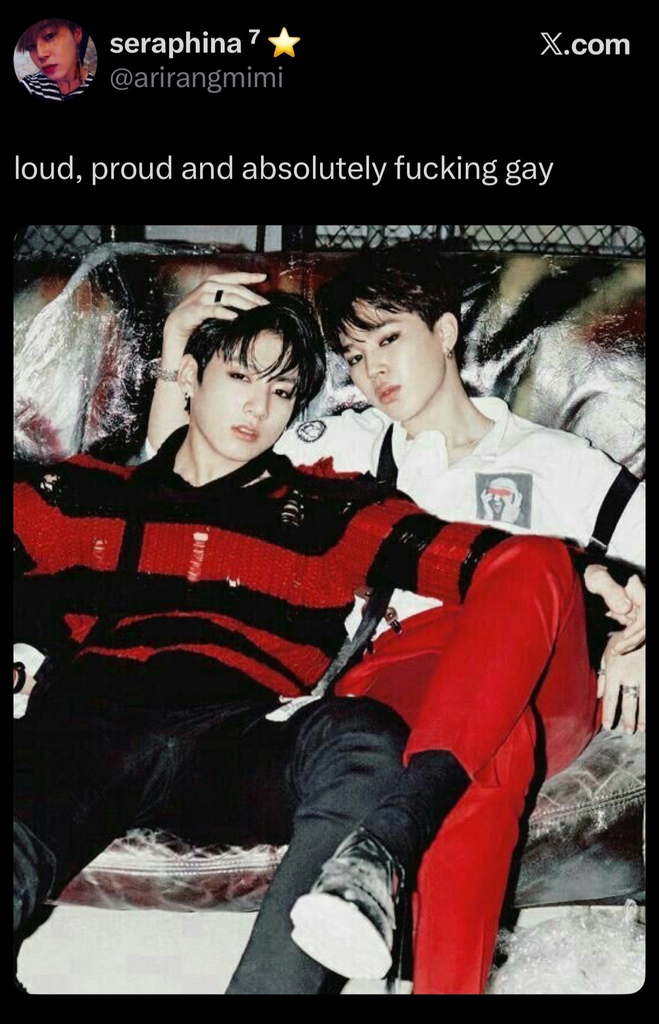 K-pop duo intimate pose (photo 2 of 3)