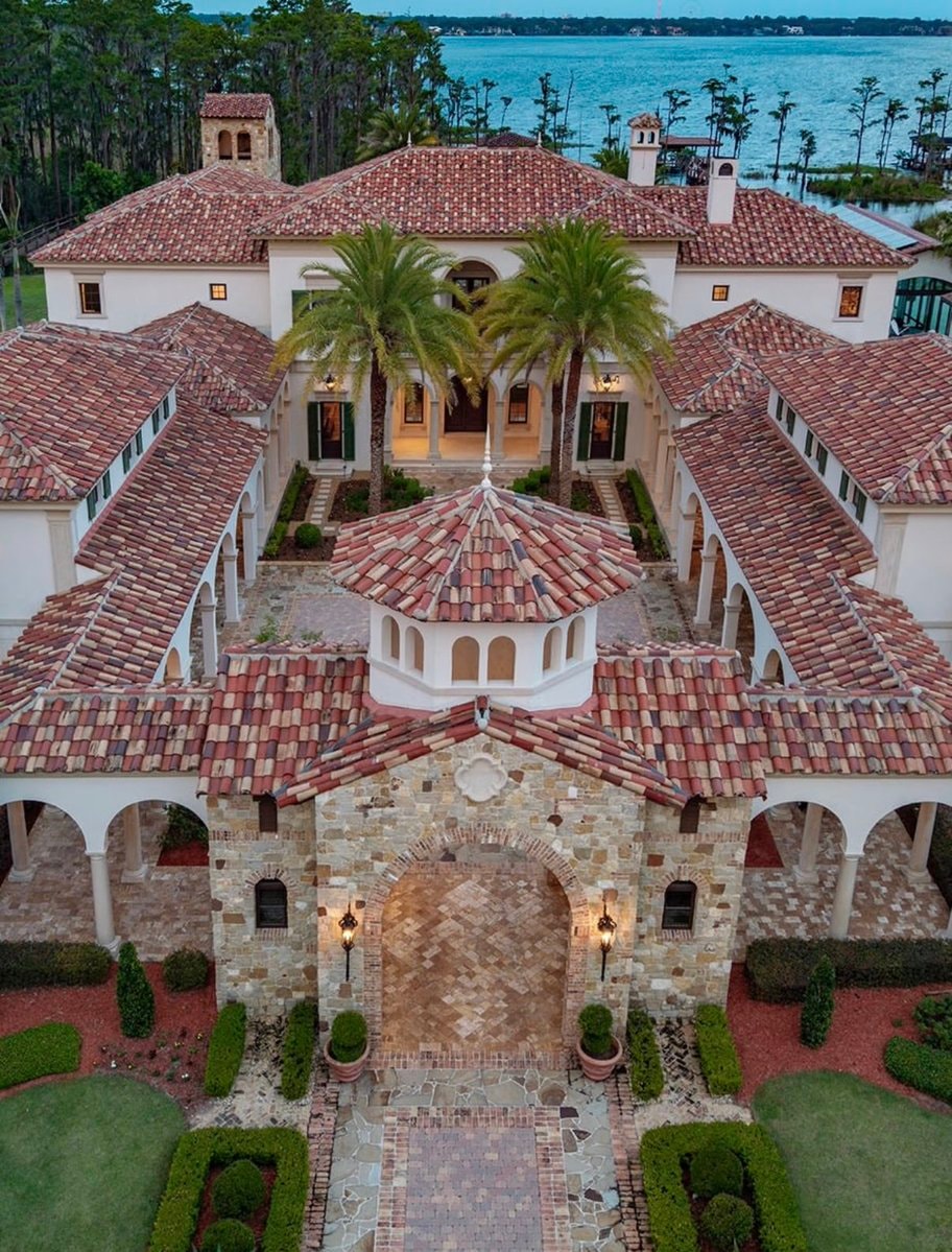 Mediterranean villa with palm trees (photo 2 of 3)