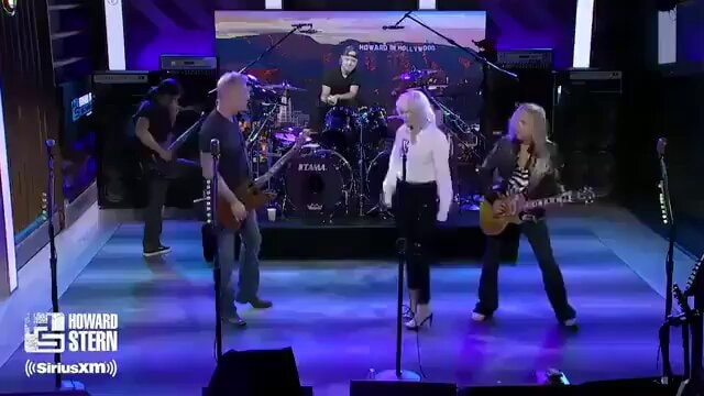 Female singer remarkable voice live