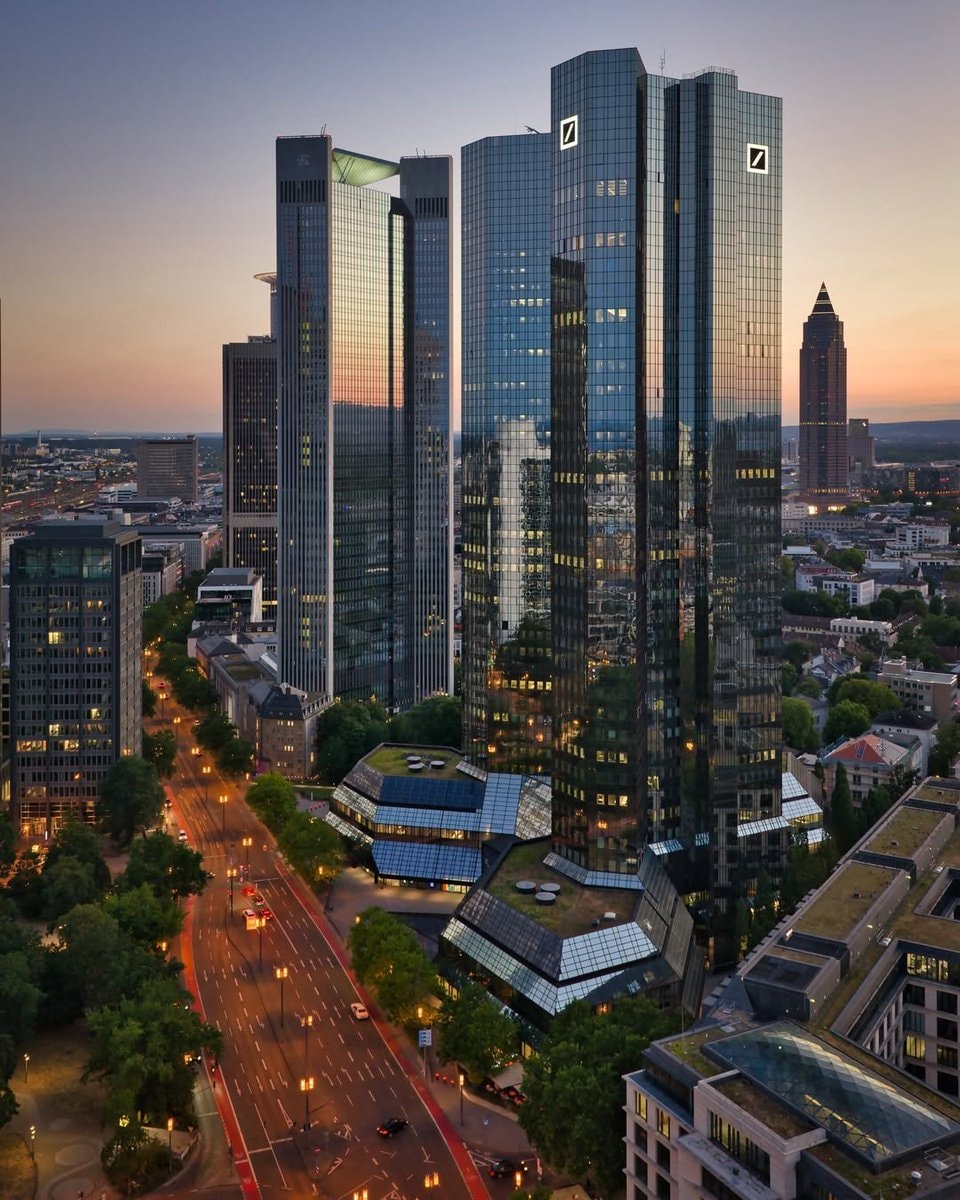 Frankfurt skyscraper (photo 2 of 2)
