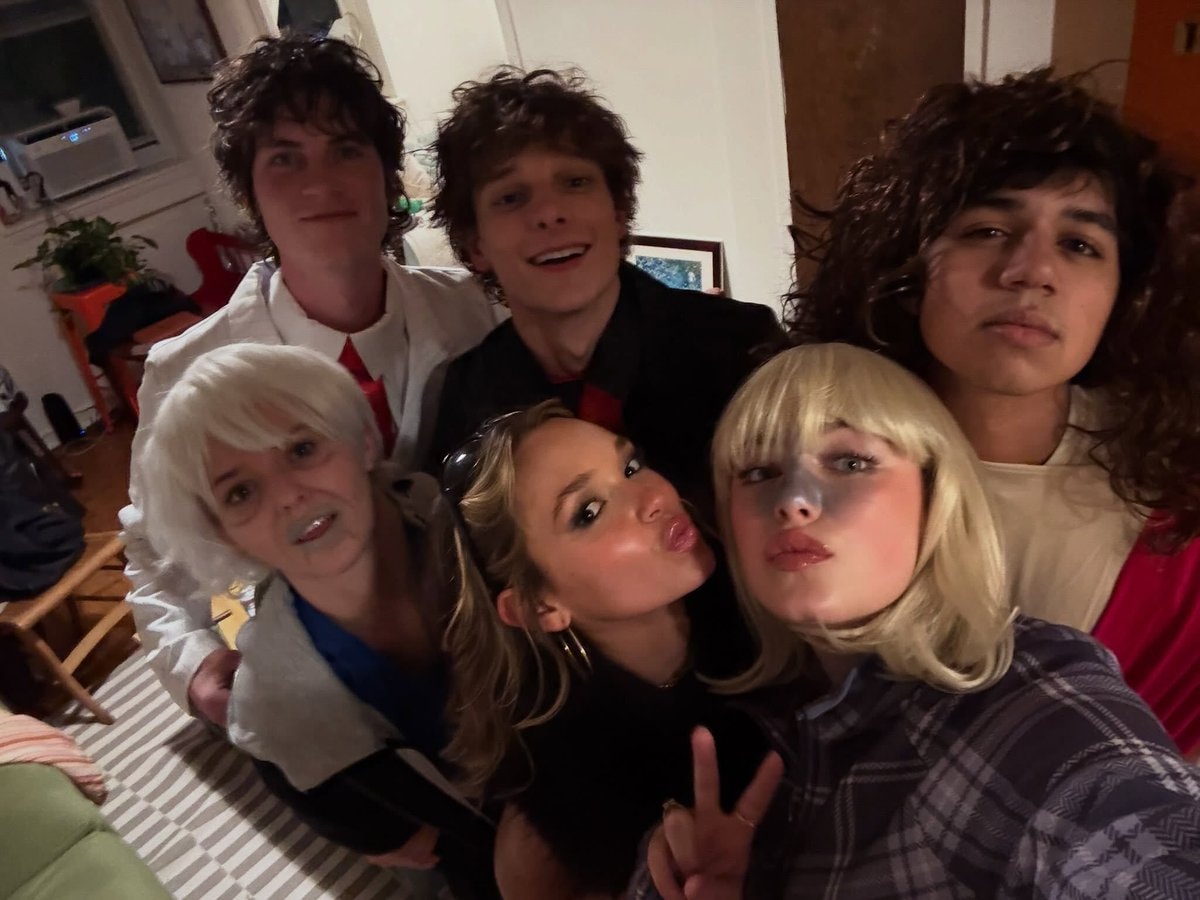 Ella Bright with Narcs cast (photo 4 of 4)