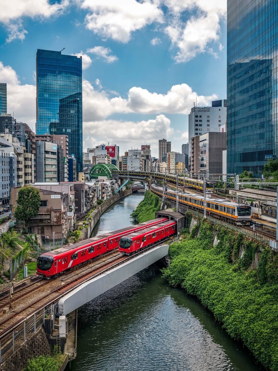 Tokyo elevated train intersection (photo 3 of 3)