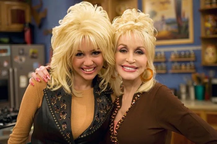 Miley Cyrus tribute to Dolly Parton 🦋💖
