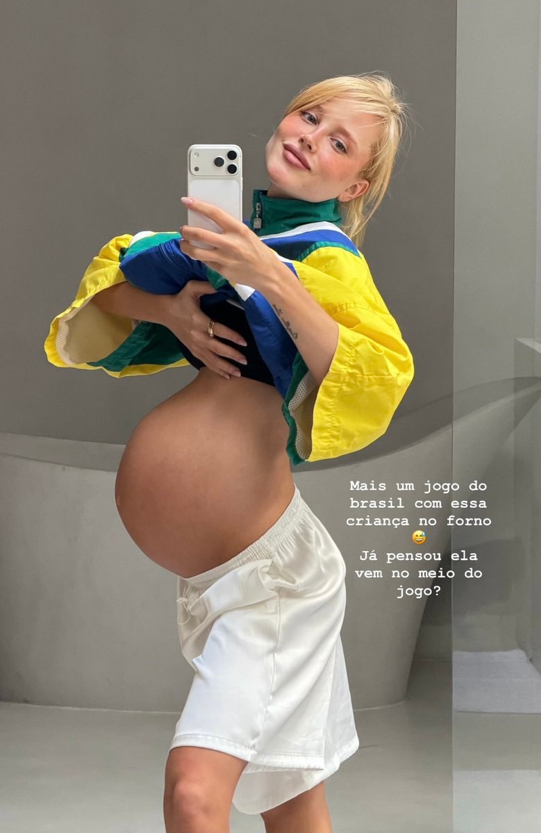 Malu Borges pregnant mirror selfie