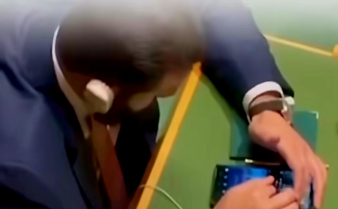 Ahmad al-Shara UNGA phone scroll