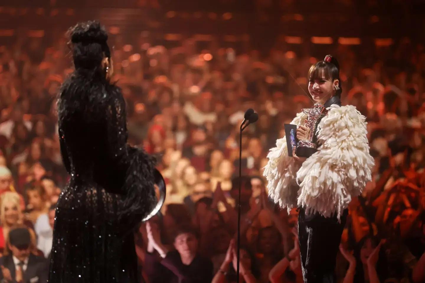 Lisa returns to VMAs for SAWADIKA