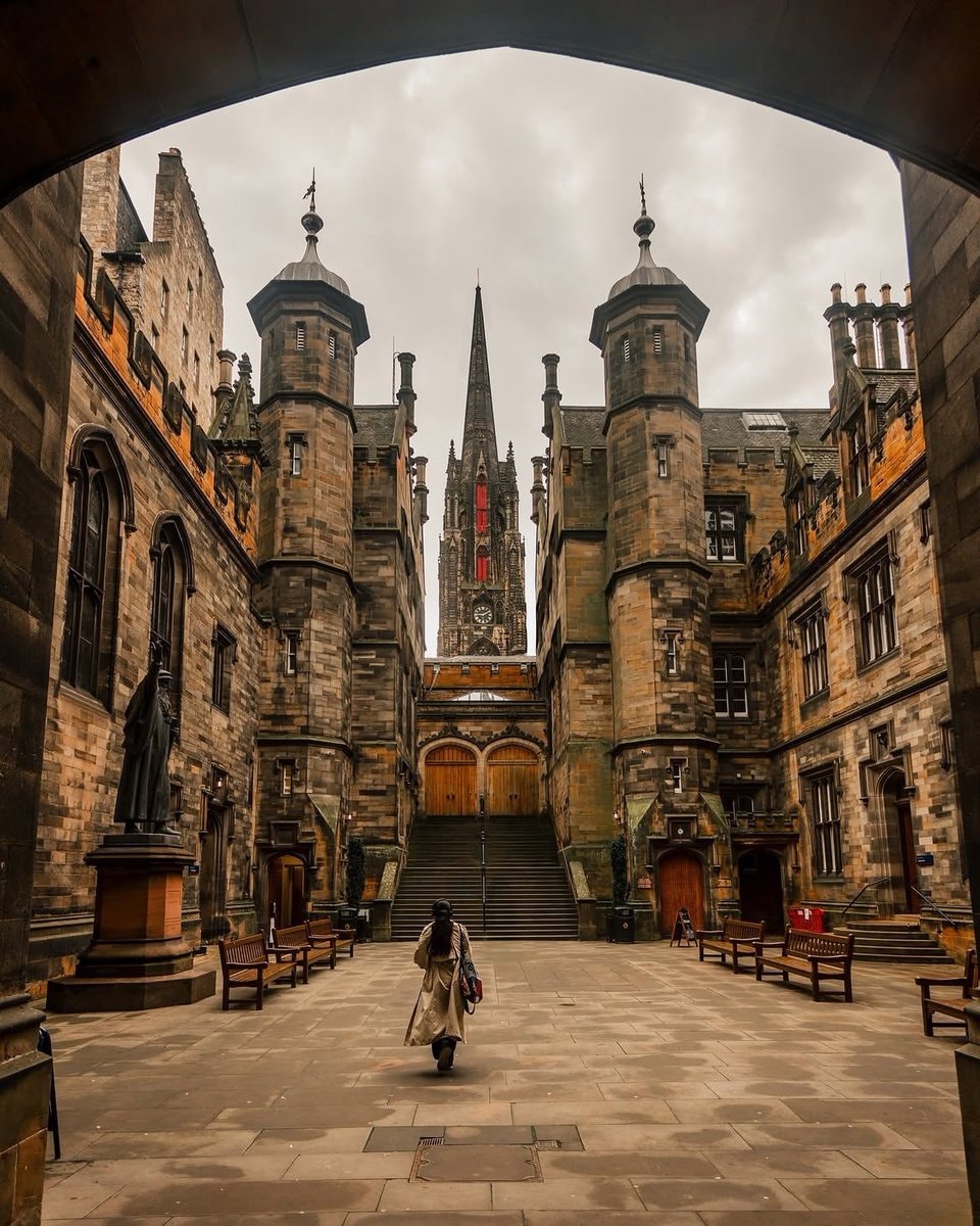 Edinburgh street scene (photo 4 of 4)
