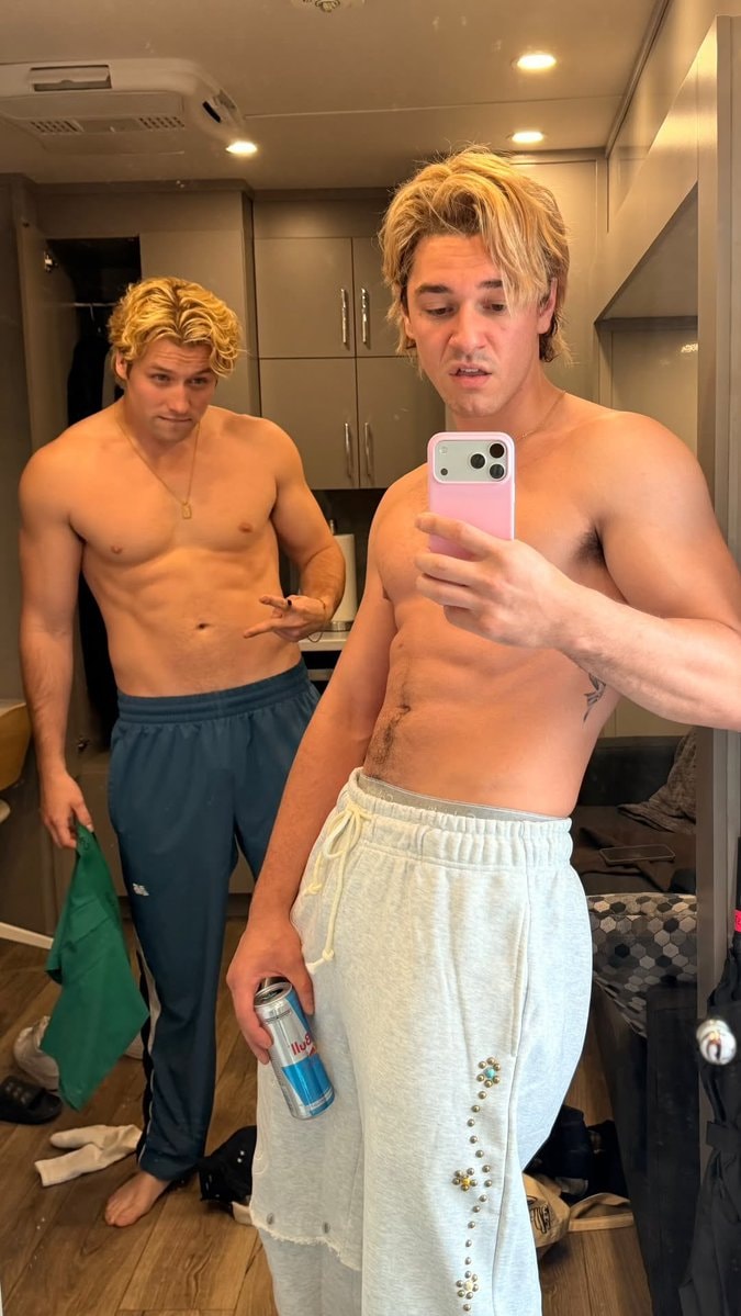 Belmont Cameli mirror selfie