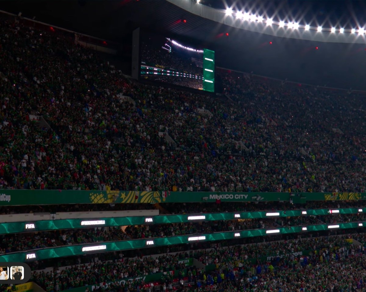 Azteca crowd chants for Venezuela (photo 2 of 2)