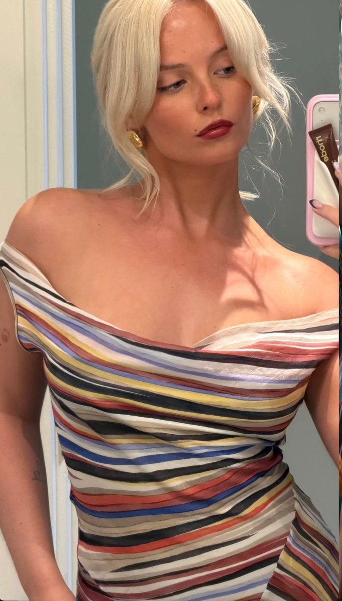 Millie Gibson mirror selfie