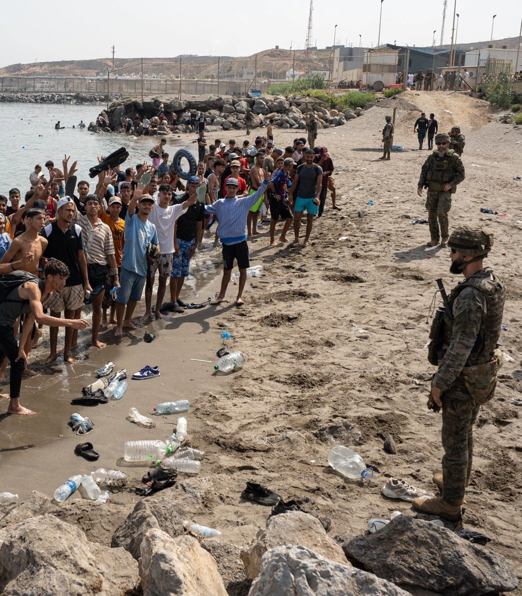 Italy closes border with Spain
