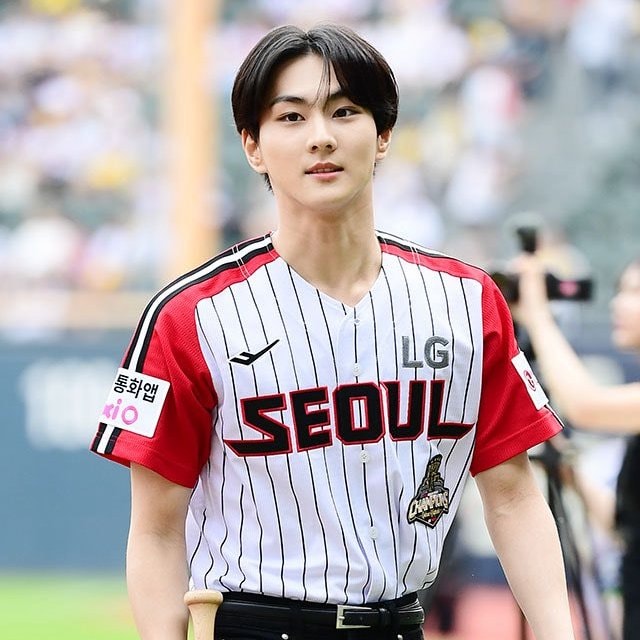 Jungwon ENHYPEN LG Twins first pitch 🥹