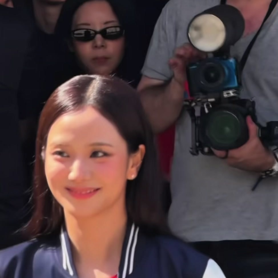 Jisoo navy bomber look