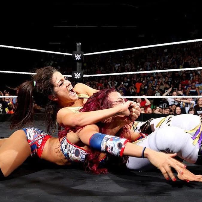 Bayley vs Sasha Banks NXT TakeOver Brooklyn (photo 3 of 4)