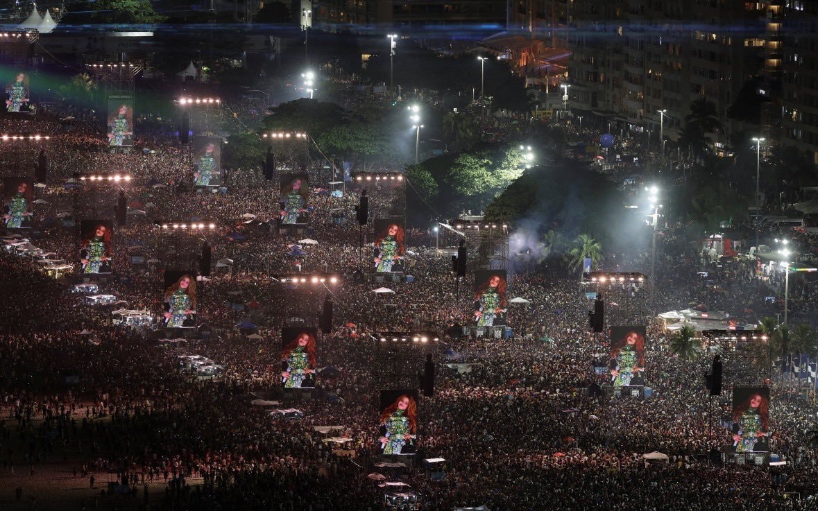 Shakira Copacabana show reflection (photo 2 of 2)