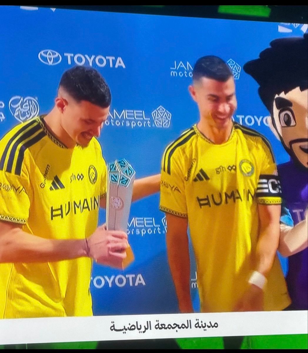 Ronaldo gives Man of the Match award to Al Hamdan
