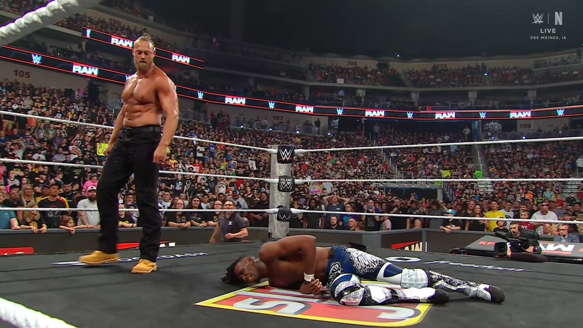 Big Cass returns attacks Je'Von Evans WWE RAW (photo 3 of 3)