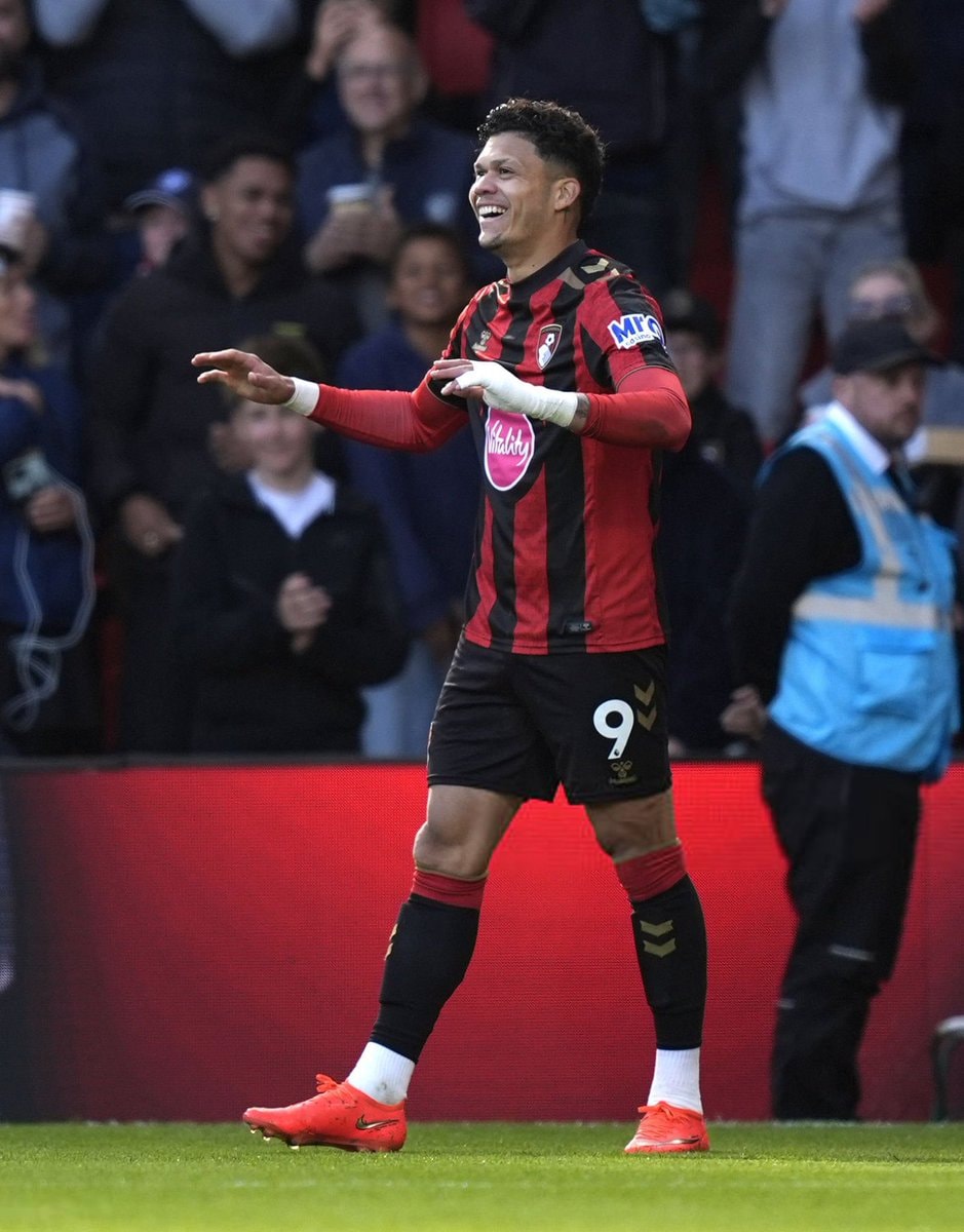 Evanilson celebrates Brazilian striker