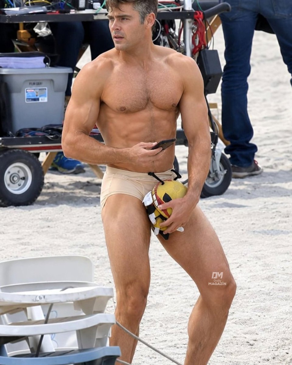 Zac Efron physique reaction (photo 2 of 2)