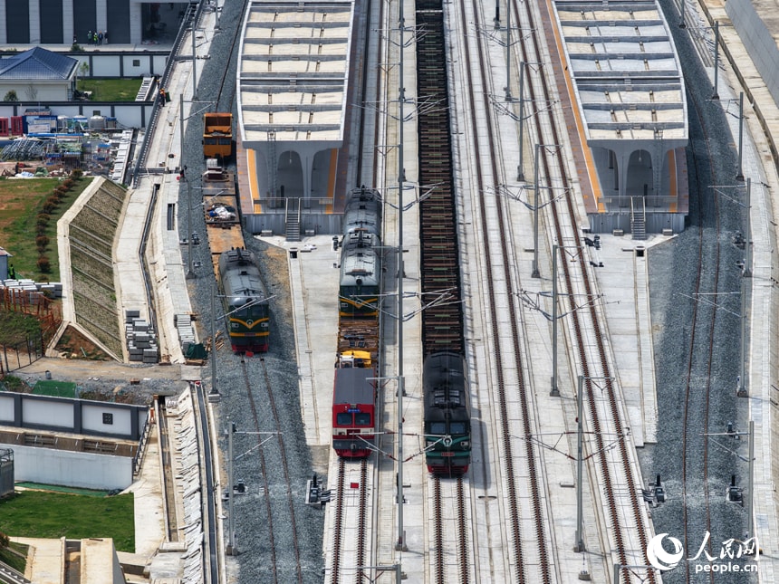 Lushan South Station under construction with blended design (photo 4 of 4)