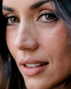 Ana de Armas severe look (photo 2 of 2)
