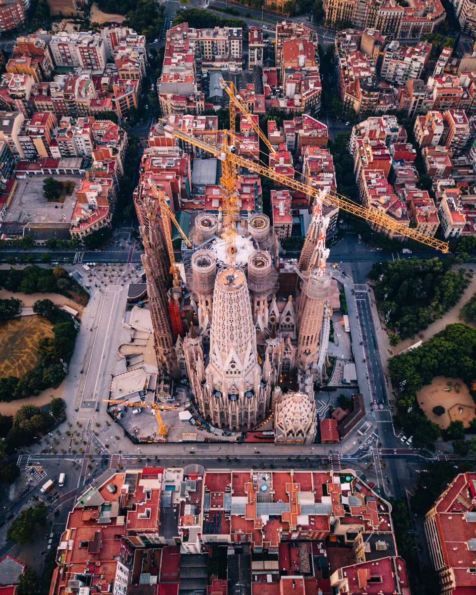 Barcelona Sagrada Familia aerial view (photo 3 of 3)