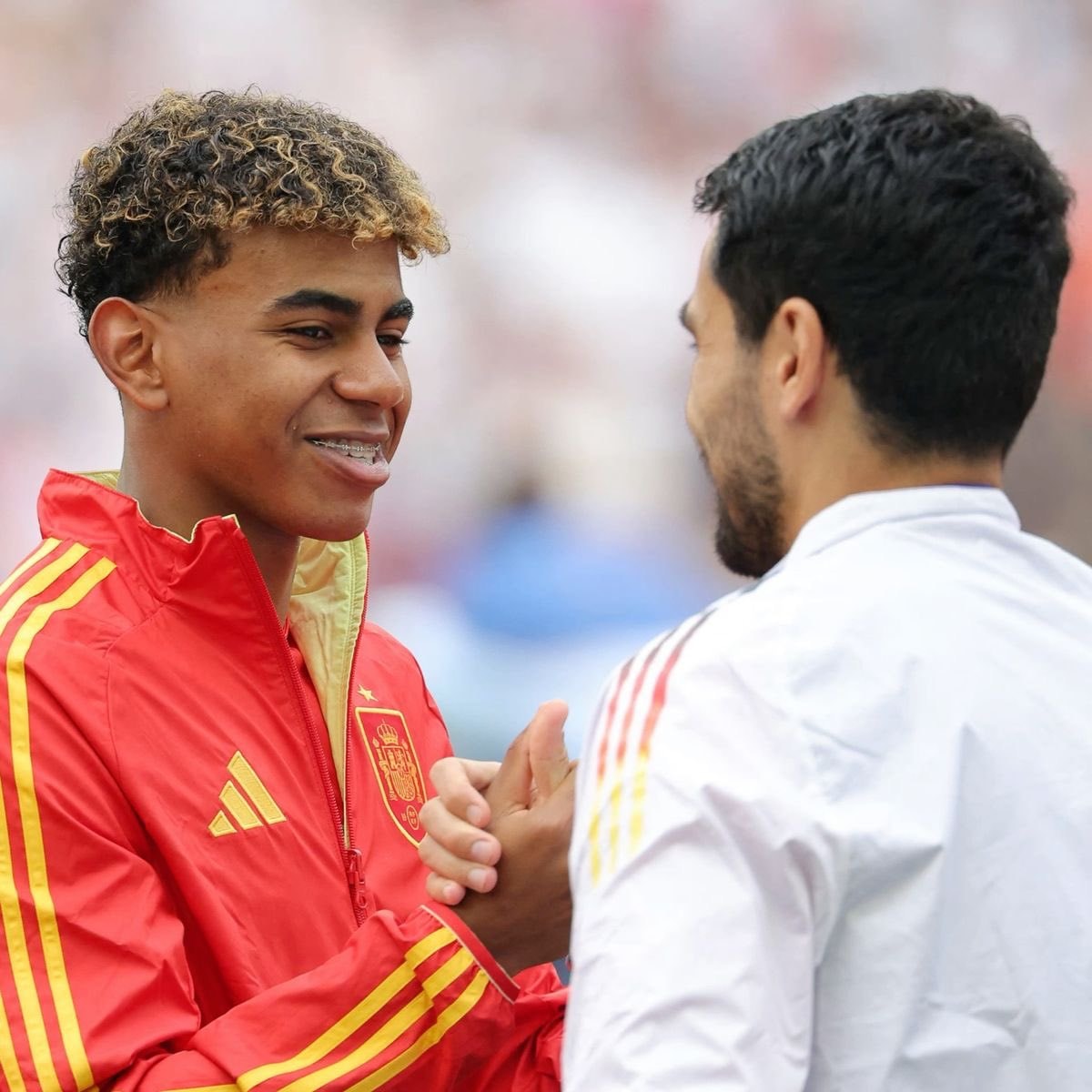 Lamine Yamal Spanish crest handshake