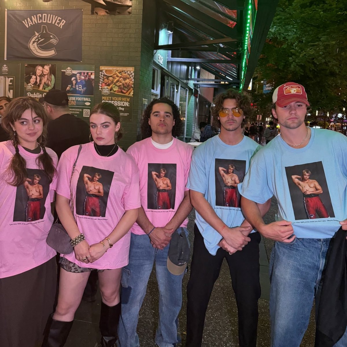 Wayne Gretzky shirt group photo