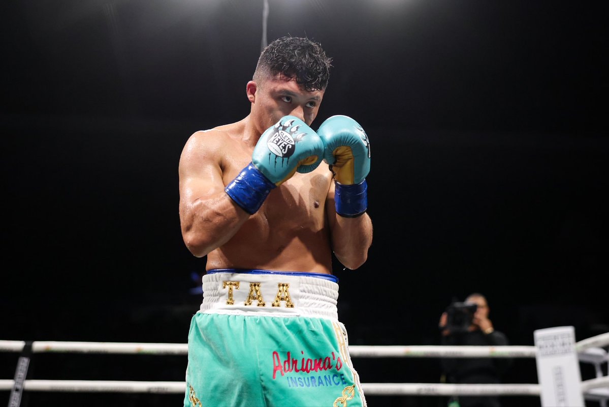 Isaac Pitbull Cruz stops Nestor Bravo (photo 3 of 4)