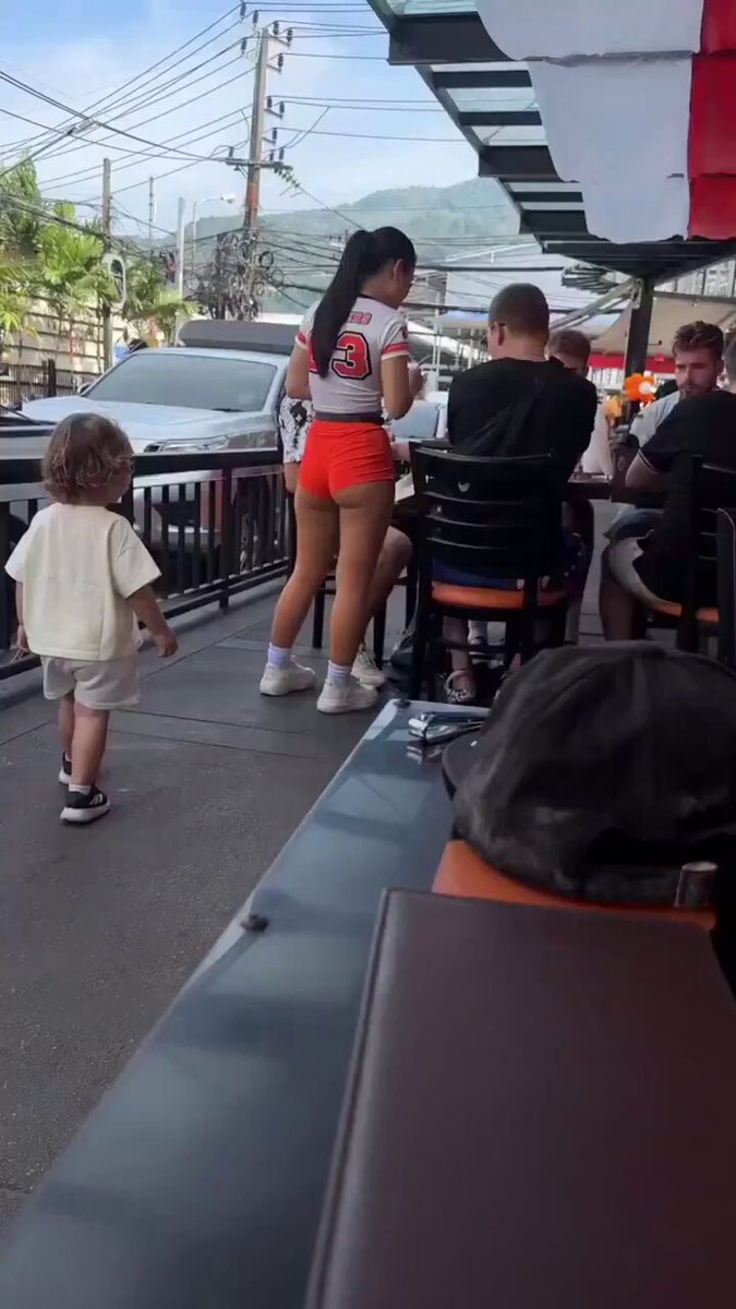 Hooters-style uniform moment