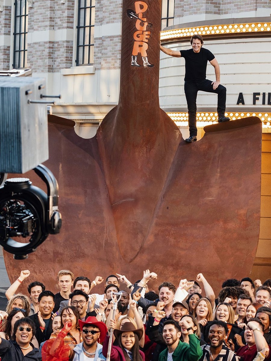 Tom Cruise DIGGER promotions (photo 1 of 4) Tom Cruise DIGGER promotions (photo 1 of 4)
