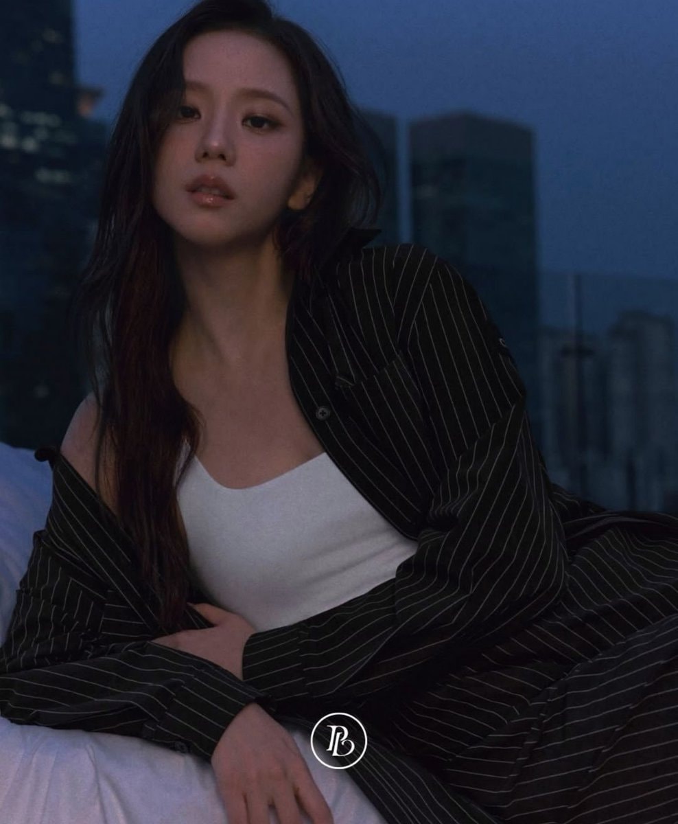 JISOO ALO campaign photos (photo 2 of 2)