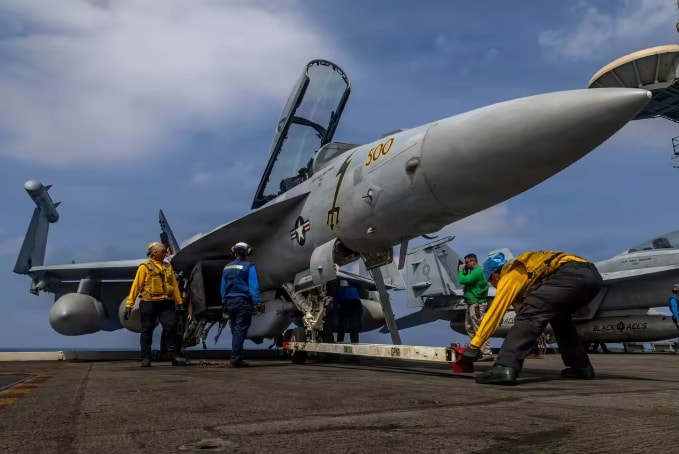 USS George Washington replacing USS Abraham Lincoln (photo 2 of 3)