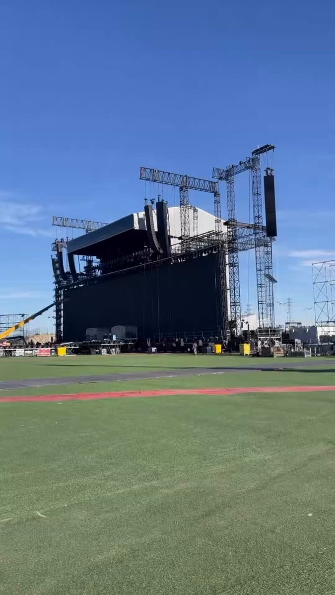 Estadio Shakira stage setup