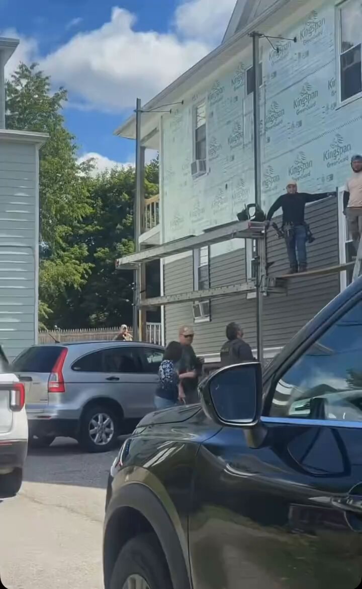 Woman calls ICE on scaffolding workers