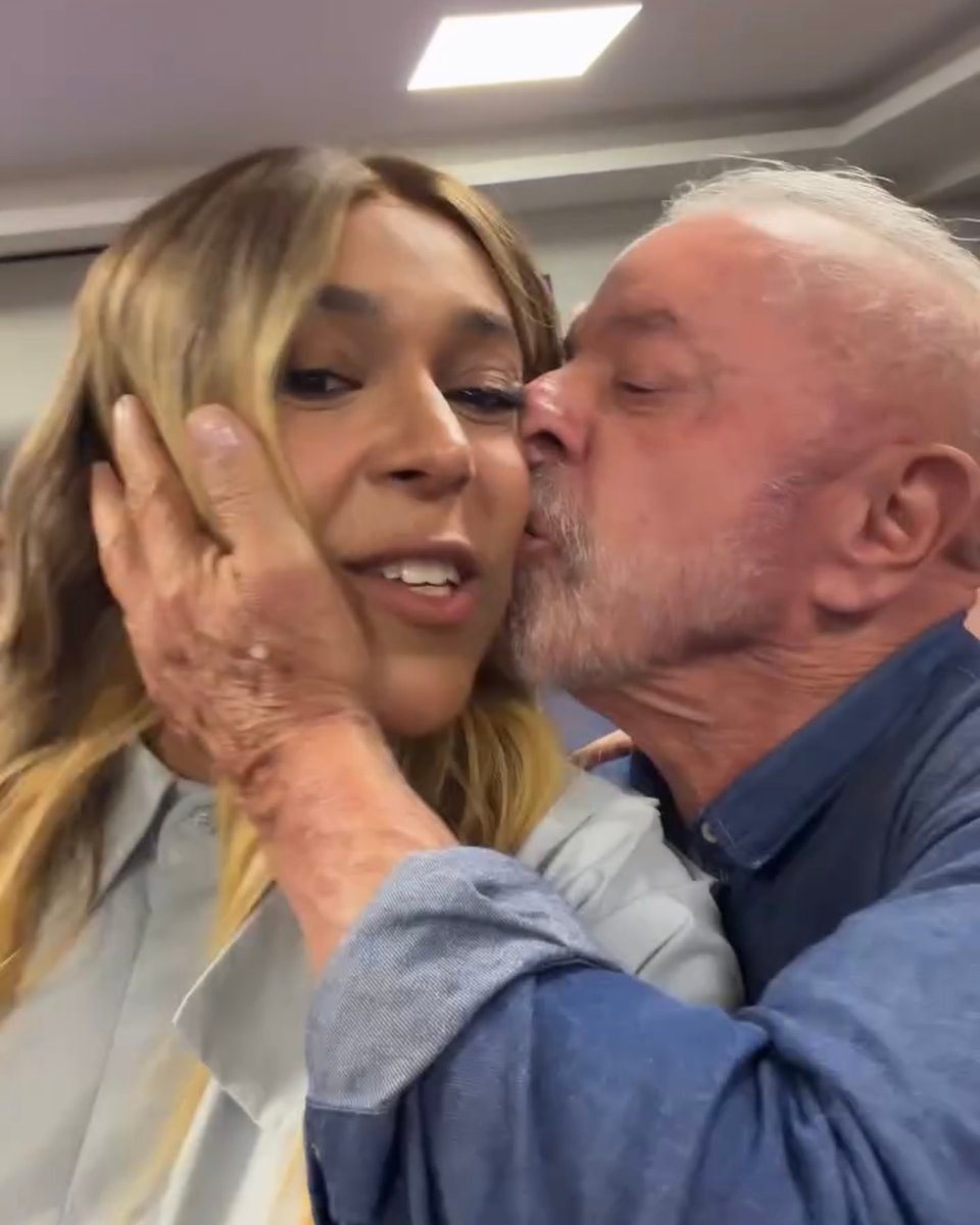 Lula celebrates reelection with Erika Hilton