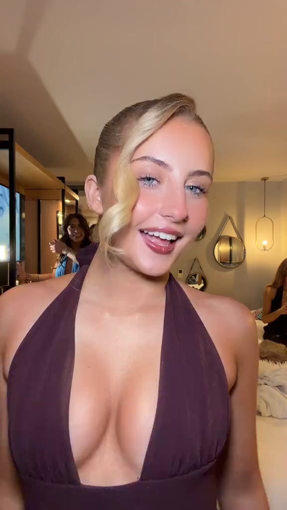 Ella Deasy selfie edit