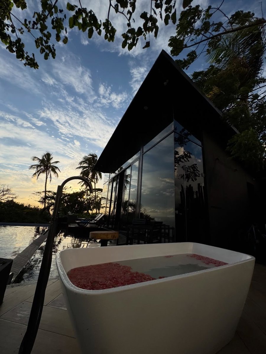 Hot tub with ocean view (photo 2 of 2)