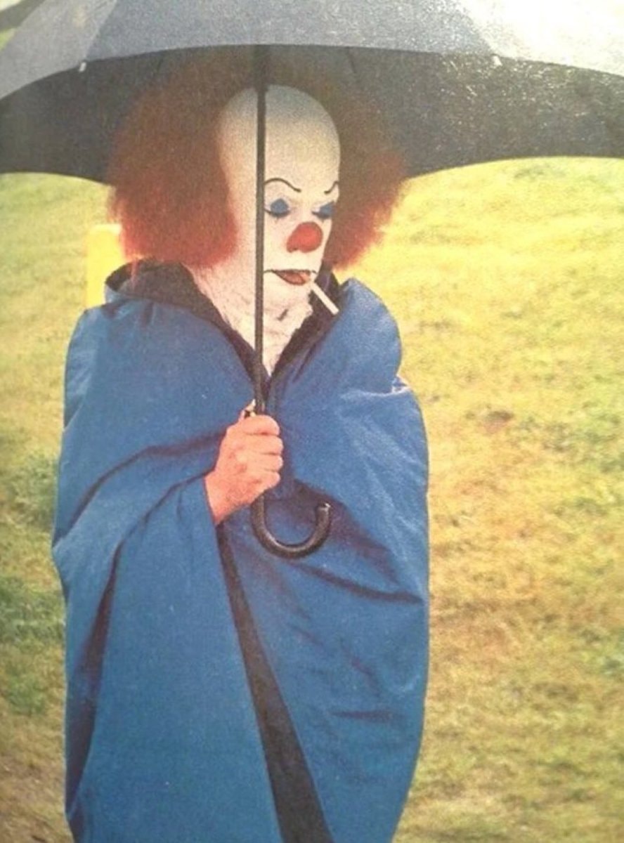 Tim Curry on the IT (1990) set