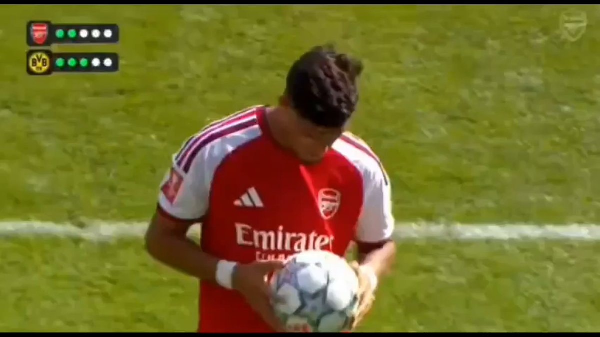Hincapié penalty miss Arsenal Paris
