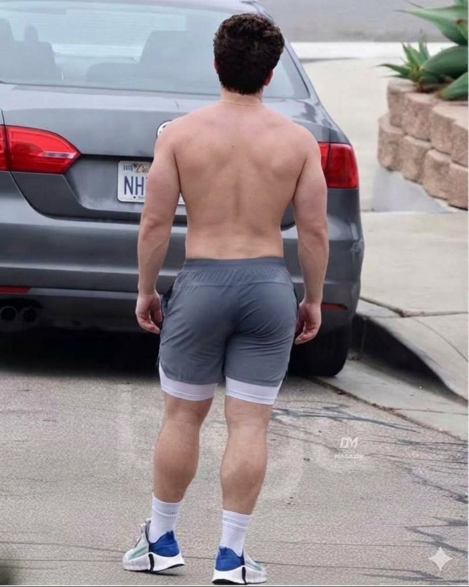 Charlie Puth physique (photo 2 of 2)