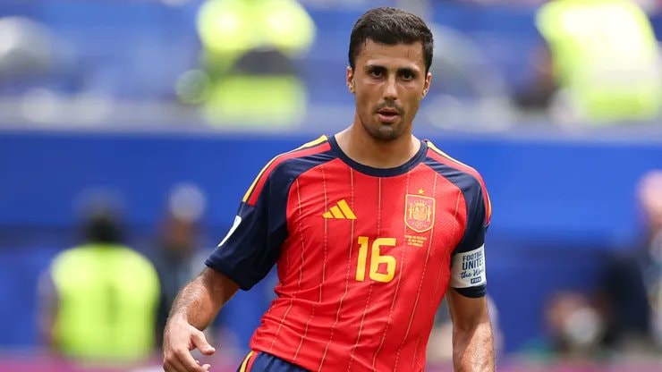 Spanish midfielders ranking Rodri Busquets Iniesta Xavi (photo 1 of 4)