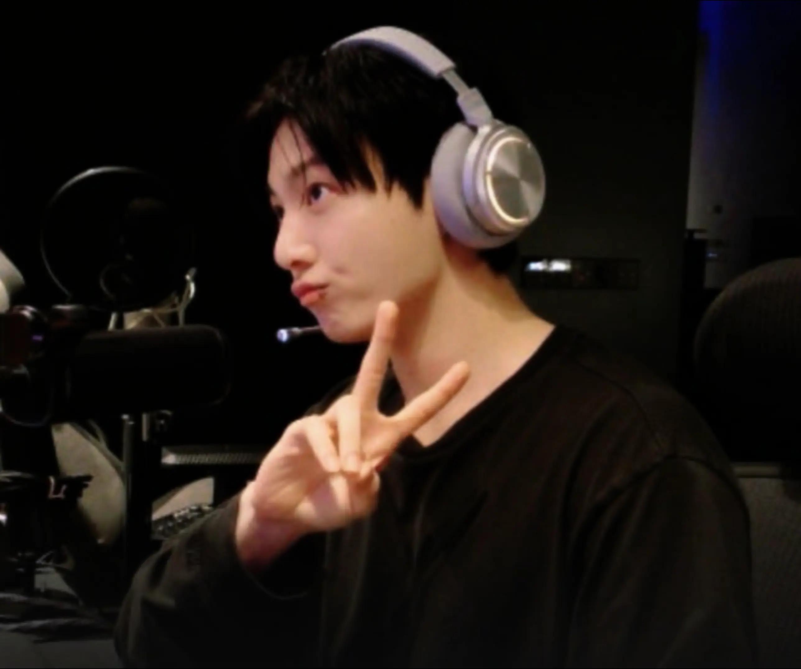 mnijungkook headphone moment (photo 3 of 4)