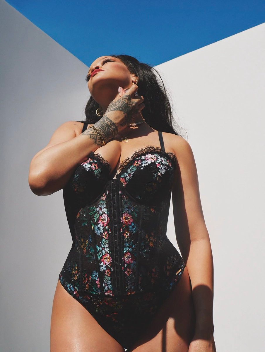 Rihanna positive feed presence (photo 4 of 4)