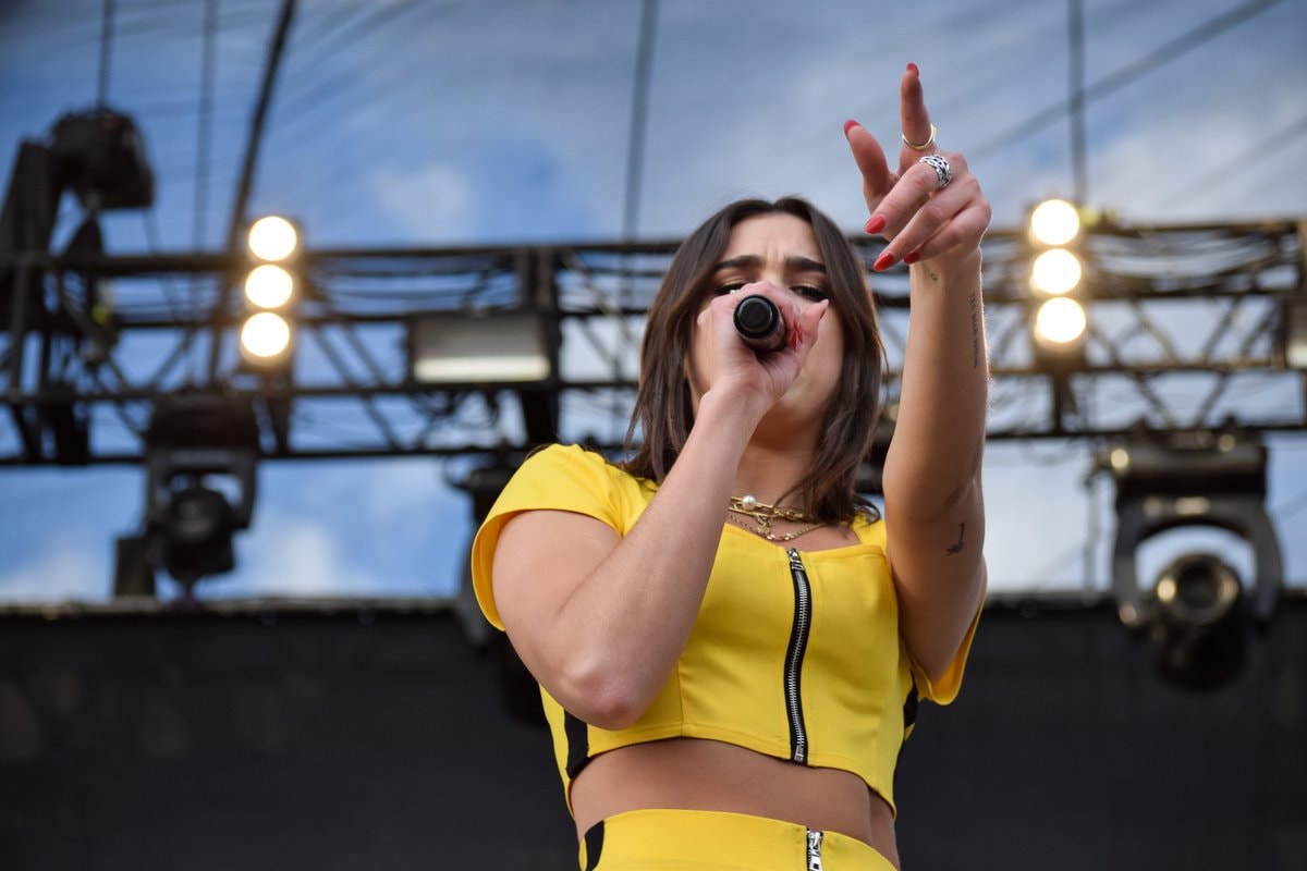Dua Lipa live performance (photo 3 of 3)