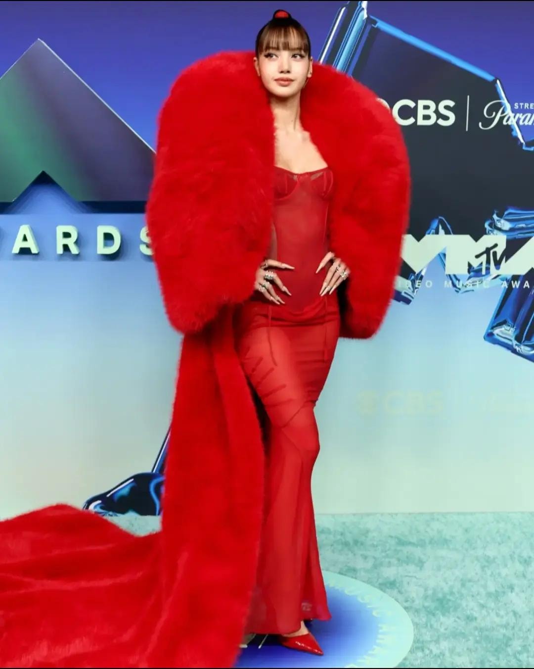 Lisa VMAs Best Dressed Rankings (photo 2 of 4)